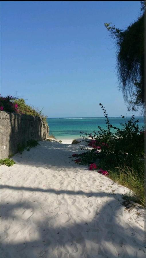 Beach Front Studio Apartment Nyali Beach Экстерьер фото